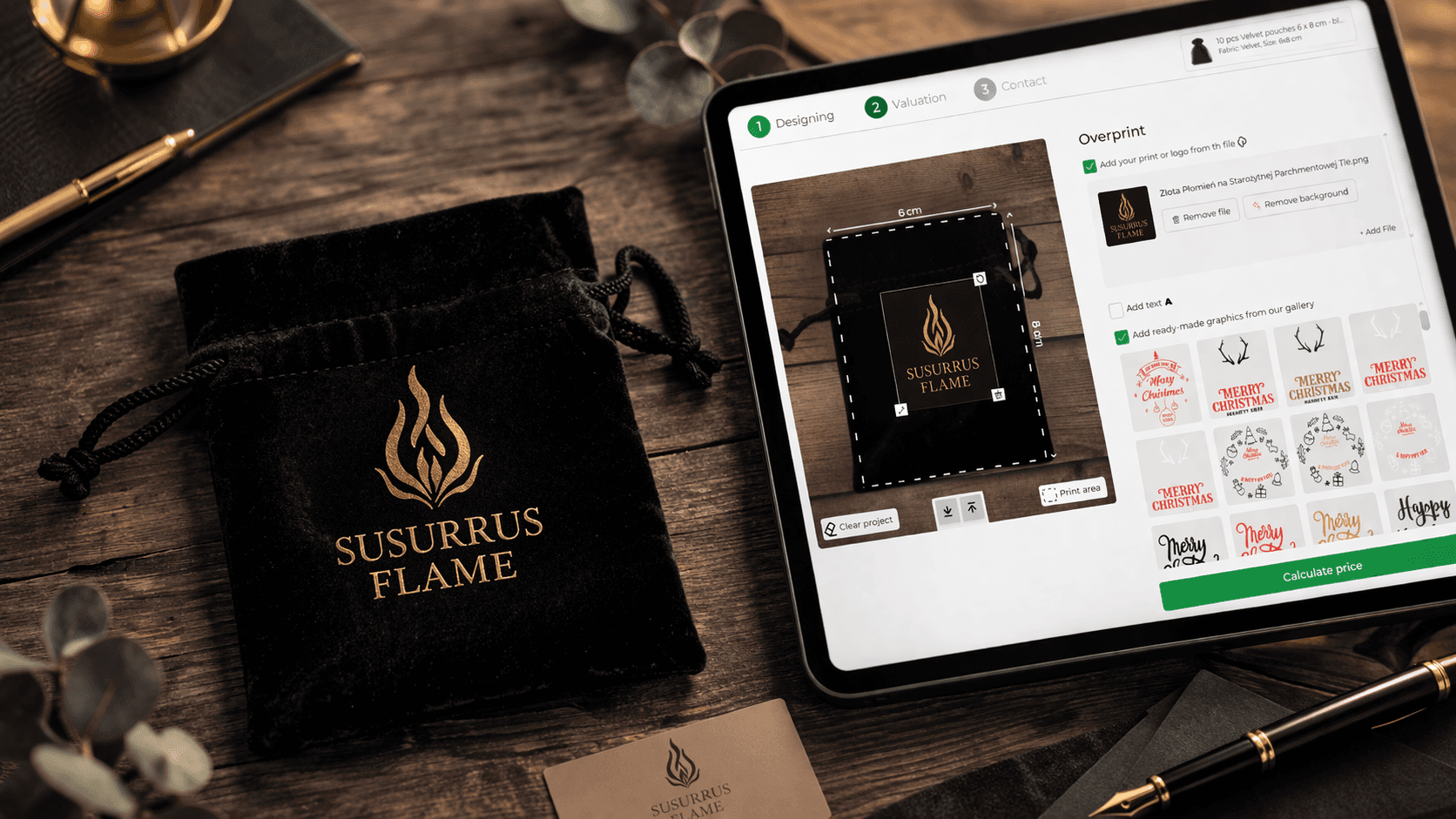 Kreator zamówień Susurrus Flame - worek z logo marki obok tabletu z narzędziem Overprint do personalizacji produktów